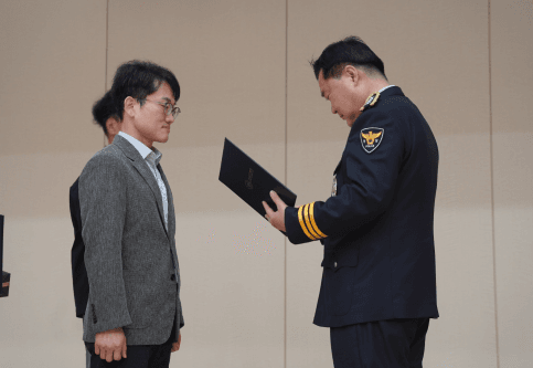 김병욱 원장이 전남경찰청장으로부터 감사장을 수여받고 있다.