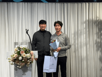 행정부장이 신경외과 채기환 대표원장과 기념촬영을 하고 있는 모습