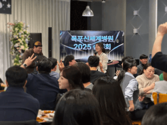 마취과 황미하 원장이 경품 추첨을 진행하고 있는 모습