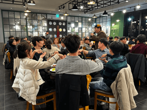 손가락잡기 반사신경(콕콕콕) 게임에 도전하고 있는 의사들의 모습