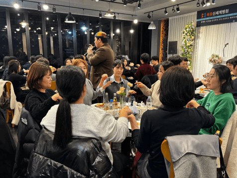 손가락잡기 반사신경(콕콕콕) 게임에 도전하고 있는 외래 간호사들의 모습