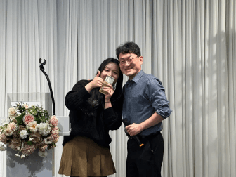 신경외과 김병욱 원장이 경품 당첨자와 기념촬영을 하고 있는 모습