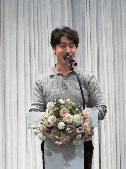 송년회 개회사를 진행하는 목포신세계병원 채기환 원장님 모습을 클로즈업한 사진