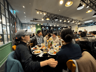 수술실 간호사들이 레크리에이션을 즐기고 있는 모습