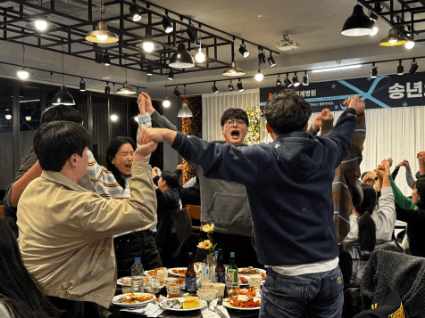 수술실 직원들이 레크리에이션에서 이기기 위해 열심히 참여하고 있는 모습