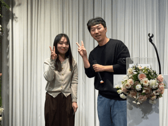 정형외과 이정호 원장이 경품 당첨자와 기념촬영을 하고 있는 모습