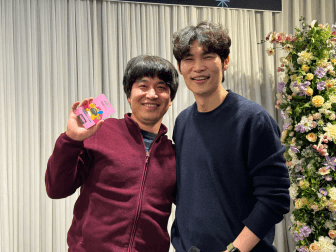 영상의학과 유중헌 원장이 경품 당첨자와 기념촬영을 하고 있는 모습