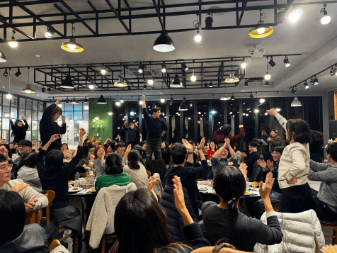 각 테이블에서 대표를 뽑아 댄스 공연을 선보이고 있는 모습