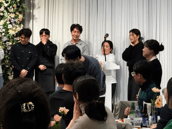 각 테이블에서 선출된 대표가 목소리가 가장 큰 사람을 뽑는 야야야(꽥꽥) 게임을 진행하기 위해 단상 위로 올라온 모습