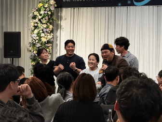 각 테이블에서 선출된 대표가 목소리가 가장 큰 사람을 뽑는 야야야(꽥꽥) 게임을 진행하고 있는 모습